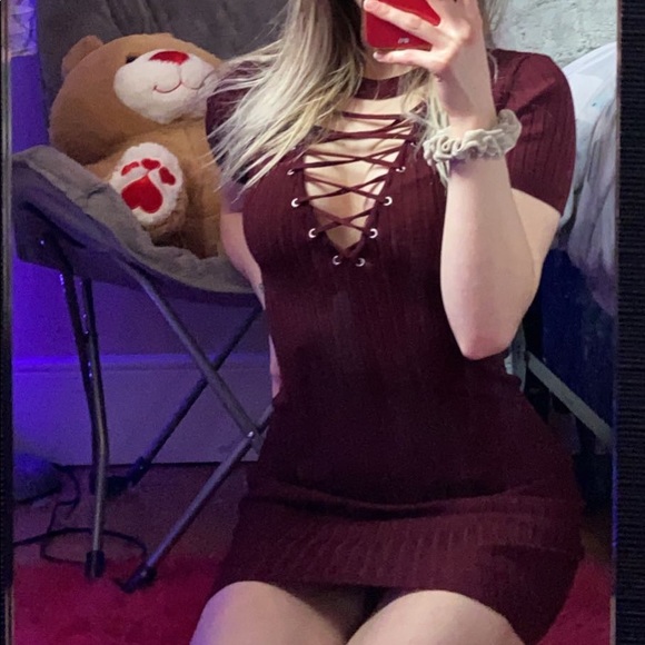 Maroon, nice fit cross style dress - Picture 3 of 3